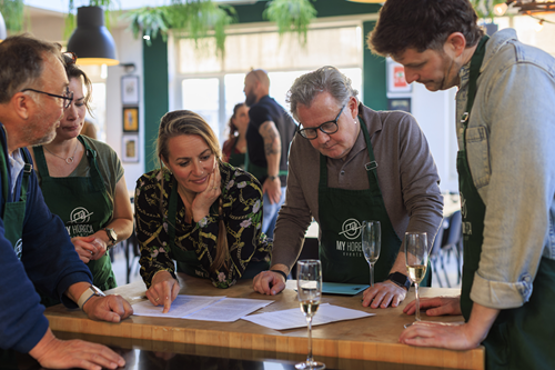 teamuitje Den Haag lekker samen bezig zijn tijdens kookworkshop
