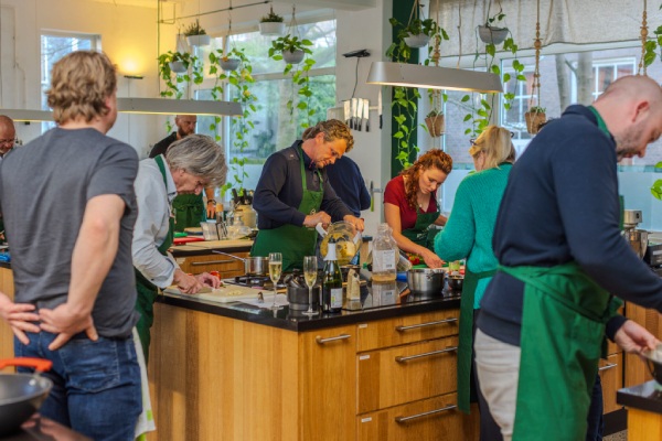 teamuitje Den Haag lekker samen bezig zijn tijdens kookworkshop